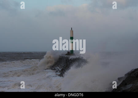 Aberystwyth, Wales, UK. 27. Dezember 2013. Sturmwinde bringen riesige Wellen, die in den Leuchtturm in Aberystwyth Credit: Jon Freeman/Alamy Live News Stockfoto