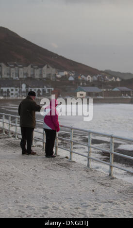 Aberystwyth, Wales, UK. 27. Dezember 2013. Eine weiße Weihnacht in Aberystwyth? Meerschaum, nicht Schnee, erstreckt sich die Promenade in Aberystwyth, verursacht durch den Sturmwinde Credit: Jon Freeman/Alamy Live News Stockfoto