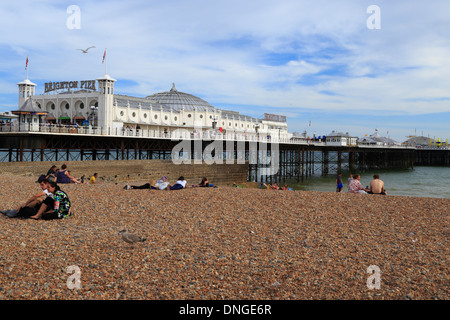 Pier von Brighton & Strand in East Sussex, Großbritannien Stockfoto