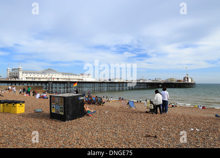 Pier von Brighton & Strand in East Sussex, Großbritannien Stockfoto