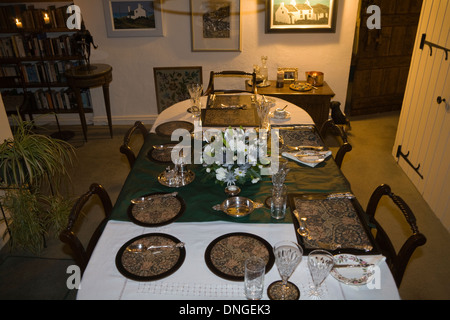 UK Raum lange Esstisch mit formalen Rahmen für das Abendessen für vier Personen Stockfoto