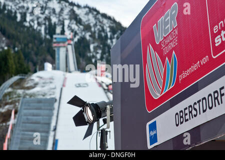 Oberstdorf, Deutschland. 28. Dezember 2013. Blick auf die Schanze vor einer Trainingseinheit für die erste Stufe der Skispringen Vierschanzentournee in Oberstdorf, Deutschland, 28. Dezember 2013. Foto: DANIEL KARMANN/Dpa/Alamy Live News Stockfoto