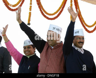 Neu-Delhi, Indien. 28. Dezember 2013. AAM Aadmi Party (AAP) Führer Arvind Kejriwal (R) Wellen, um das Publikum mit seiner Kabinettsminister, nachdem er als Hauptminister von Delhi in Neu Delhi, Indien, 28. Dezember 2013 vereidigt wurde. Indiens Anti-Korruptions-Parteichef Arvind Kejriwal am Samstag wurde als der jüngste Ministerpräsident von Delhi am Ramlila Maidan im Herzen der Bundeshauptstadt vereidigt. Bildnachweis: Partha Sarkar/Xinhua/Alamy Live-Nachrichten Stockfoto