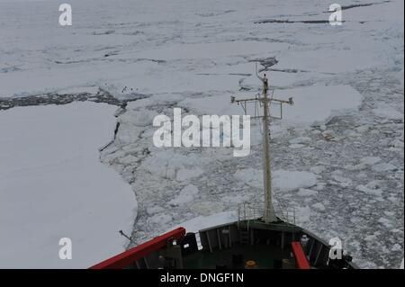 An Bord Xuelong. 28. Dezember 2013. Foto aufgenommen am 28. Dezember 2013 zeigt die Szene rund um die eingeschlossenen russischen Wissenschaft Schiff auf chinesische Eisbrechers Xuelong oder Snow Dragon. Chinesische Eisbrechers Xuelong oder Snow Dragon, unterwegs zu einem russischen Wissenschaft Schiff gefangen aus der Antarktis, zu retten ist selbst seit Mitternacht vergangenen Freitag nach stecken in dicken Eisschicht nur 6,1 nautische Meilen entfernt von dem russischen Schiff ins Stocken geraten. Bildnachweis: Zhang Jiansong/Xinhua/Alamy Live-Nachrichten Stockfoto