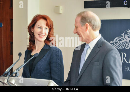 Belfast. Nordirland. 28. Dezember 2013 - Diplomat Richard Haass und Professor Meghan O'Sullivan zurück nach Belfast zu Gesprächen über Vergangenheit, Fahnen und Paraden mit den lokalen politischen Parteien Credit: Stephen Barnes/Alamy Live News Stockfoto