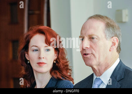 Belfast. Nordirland. 28. Dezember 2013 - Diplomat Richard Haass und Professor Meghan O'Sullivan zurück nach Belfast zu Gesprächen über Vergangenheit, Fahnen und Paraden mit den lokalen politischen Parteien Credit: Stephen Barnes/Alamy Live News Stockfoto