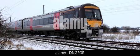 Winter Schnee, 170520 Grafschaft County 2 Züge, Turbostar Klasse, hohe Geschwindigkeit Diesel Zug East Coast Main Line Railway Cambridgeshire Stockfoto