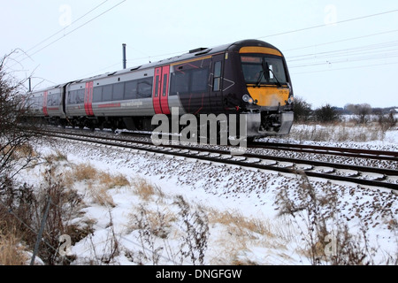 Winter Schnee, 170520 Grafschaft County 2 Züge, Turbostar Klasse, hohe Geschwindigkeit Diesel Zug East Coast Main Line Railway Cambridgeshire Stockfoto