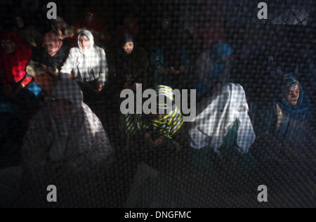 Srinagar, indisch verwalteten Teil Kaschmirs 28December2013 Kashmiri muslimische Frauen im Schrein des Sufi beten Heiligen Hazrat Sheikh Hamza Makhdoom, allgemein bekannt als Sultan-Ul-Arifeen, am Vorabend des Heiligen Urs in Srinagar, Indien. Sultan-Ul-Arifeen, war ein Gelehrter und ein berühmter Sufi-Heiligen von Kaschmir. Tausende von Menschen besuchen den Glanz jedes Jahr auf dem Heiligen Urs oder jährliche Gedenkfeier, besondere Gebete zu besuchen. (Sofi Suhail / Alamy Live News) Stockfoto