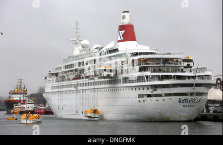 Ostseebad Warnemünde, Deutschland. 28. Dezember 2013. Die luxuriösen Kreuzfahrtschiff "Boudicca" festgemacht ist, als das letzte Schiff der Kreuzfahrt-Saison 2013 in Ostsee Warnemünde, Deutschland, 28. Dezember 2013 greifen. 198 mal Warnemünde ist mit 41 Fahrgastschiffe, die in den Hafen setzen der beliebtesten deutschen Kreuzfahrt Hafen für das dritte Jahr in Folge. Foto: Bernd Wuestneck/Dpa/Alamy Live News Stockfoto