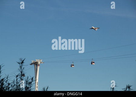 London-Seilbahn über den Fluss Themse Stockfoto