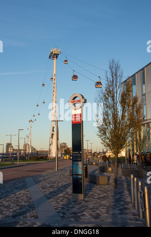 London-Seilbahn über den Fluss Themse Stockfoto