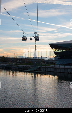 London-Seilbahn über den Fluss Themse Stockfoto