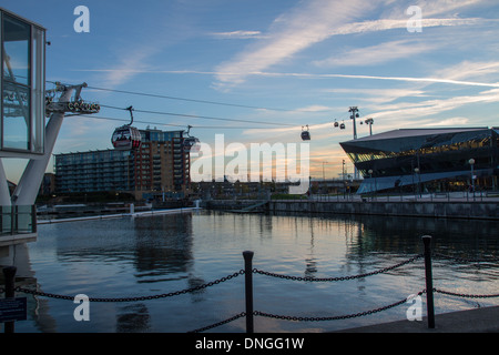 London-Seilbahn über den Fluss Themse Stockfoto