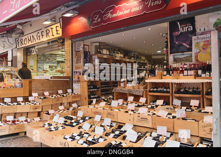 Großer Wein-Shop in der Rue Mouffetard in Paris, Frankreich Stockfoto