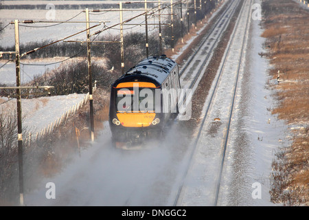 Winter Schnee, 170520 Grafschaft County 2 Züge, Turbostar Klasse, hohe Geschwindigkeit Diesel Zug East Coast Main Line Railway Cambridgeshire Stockfoto