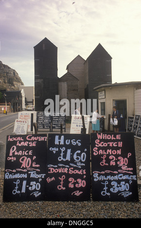 Hastings East Sussex Fishermans Huts, Preis Boards. Küstenfischerei. 1990 s UK. HOMER SYKES Stockfoto