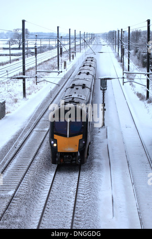 Winter Schnee 180 Zephyr-Klasse, Grand Central Züge, High Speed Diesel Train, East Coast Main Line Railway, Cambridgeshire, Großbritannien Stockfoto