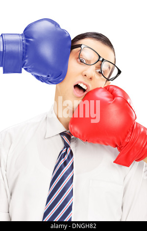 Junger Mann mit Brille gestanzt durch zwei Boxhandschuhe isoliert auf weißem Hintergrund Stockfoto