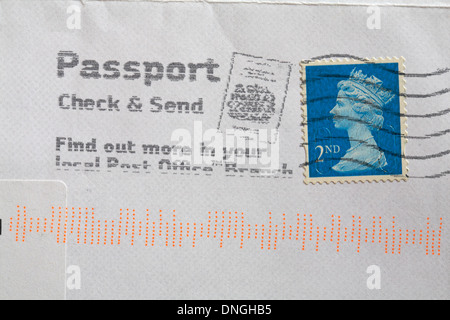 Reisepass prüfen und senden weitere Informationen finden Sie in Ihrem Poststempel auf Umschlag – Briefmarke zweiter Klasse Stockfoto
