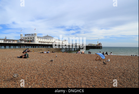 Pier von Brighton & Strand in East Sussex, Großbritannien Stockfoto