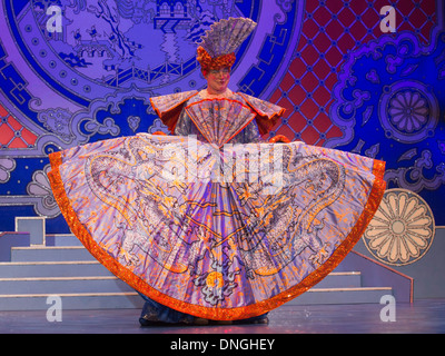 Fototermin für die Aladdin-Panto Darsteller Jo Brand und Matthew Kelly an der New Wimbledon Theatre, Wimbledon, London Stockfoto