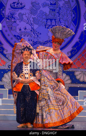 Fototermin für die Aladdin-Panto Darsteller Jo Brand und Matthew Kelly an der New Wimbledon Theatre, Wimbledon, London Stockfoto