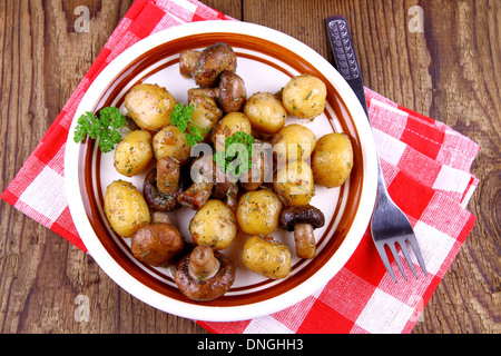 Braune Champignons gebraten mit Runde Kartoffel, Ansicht von oben Stockfoto