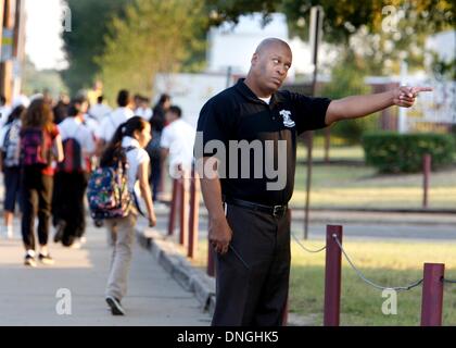 Memphis, Tennessee, USA. 10. August 2012. 10. August 2012 - Kingsbury High School principal Carlos Fuller, läuft ein strenges Regiment mit seinen Berclair Nachbarschaft der Schule. Am ersten Tag der Schule, gründete er ein no-Nonsense Ansatz mit seinen Schülern. Kingsbury hat die größte hispanische Bevölkerung Memphis-Schule. Tennessee hat eine der am schnellsten wachsende hispanische Jugend Bevölkerung des Landes. © Karen Pulfer Focht/kommerzielle Appeal/ZUMAPRESS.com/Alamy Live News Stockfoto