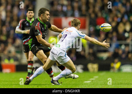 London, UK. 28. Dezember 2013. Nick EASTER Harlequins entlastet während der Aviva Premiership Spiel zwischen Harlekine und Exeter Chiefs aus Twickenham Stadion Credit: Action Plus Sport/Alamy Live News Stockfoto