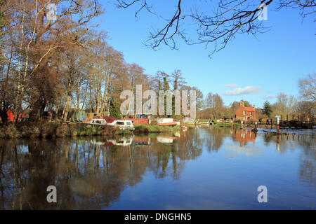 Die Wey-Kanal bei Ripley, Surrey, England, UK. 28. Dezember 2013. Nach den Stürmen in ganz Großbritannien über Weihnachten war Samstag einem milden und sonnigen Tag in Surrey. Das Wasser war ruhig, das Wehr bei Walsham Gates, mit festgemachten Hausboote und der Schleusenwärter-Hütte auf den Wey Navigation in der Nähe von Ripley nähert. Bildnachweis: Julia Gavin/Alamy Live-Nachrichten Stockfoto