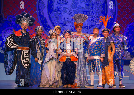 Fototermin für die Aladdin-Panto Darsteller Jo Brand und Matthew Kelly an der New Wimbledon Theatre, Wimbledon, London Stockfoto