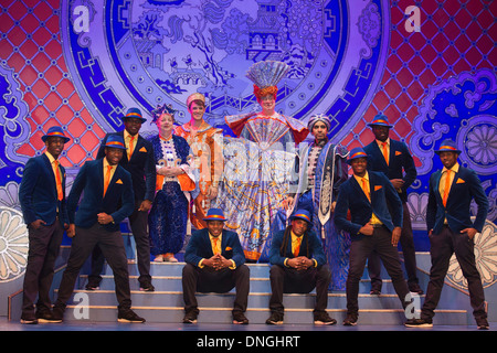 Fototermin für die Aladdin-Panto Darsteller Jo Brand und Matthew Kelly an der New Wimbledon Theatre, Wimbledon, London Stockfoto