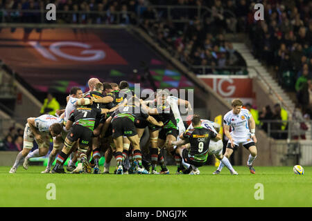 London, UK. 28. Dezember 2013. Ein Scrum zerfällt während der Aviva Premiership Spiel zwischen Harlekine und Exeter Chiefs aus Twickenham Stadion Credit: Action Plus Sport/Alamy Live News Stockfoto