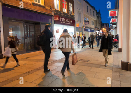 Cambridge, UK. 28. Dezember 2013. Die Straßen bleiben in späten Nachmittag damit beschäftigt, wie Menschen nach Schnäppchen im Winter sales Cambridge UK 28. Dezember 2013 suchen. Die meisten Geschäfte auf der High Street waren noch große Rabatte und die Stadt war den ganzen Tag, sogar bis in den frühen Abendstunden mit Shopper beschäftigt. Kredit Julian Eales/Alamy Live-Nachrichten Stockfoto