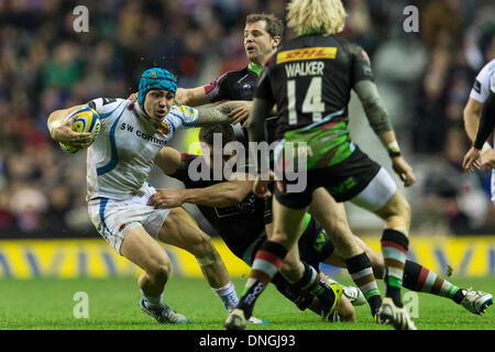 London, UK. 28. Dezember 2013. Exeter Jack NOWELL angegangen von Nick EASTER &amp; Nick EVANS Harlequins während der Aviva Premiership Spiel zwischen Harlekine und Exeter Chiefs aus Twickenham Stadion Credit: Action Plus Sport/Alamy Live News Stockfoto