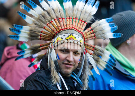 London, UK. 28. Dezember 2013. Ein Exeter Chiefs-Fan vor dem Aviva Premiership Spiel zwischen Harlekine und Exeter Chiefs aus Twickenham Stadion Credit: Action Plus Sport/Alamy Live News Stockfoto