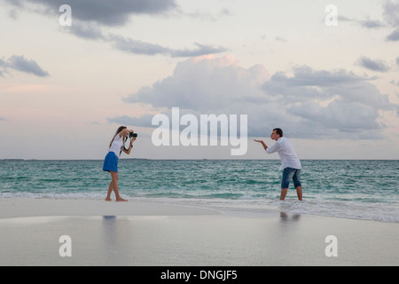 Ein junges Paar an einem Strand auf den Malediven Stockfoto