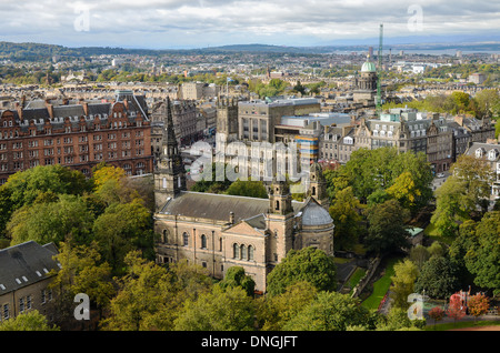 Pfarrkirche St. Cuthbert, Lothian Road von Edinburgh von der Burg gesehen Stockfoto