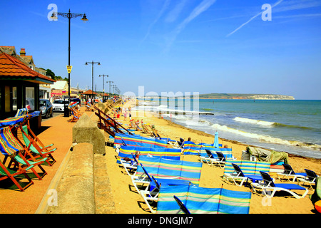 Der Strand und das Meer mit Sandown Bay in Shanklin, Isle of Wight. Stockfoto