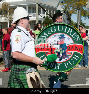 McGuires Pipe Band Mitglieder parade am Veterans Day in Pensacola USA im Vordergrund ein Schlagzeuger Stockfoto