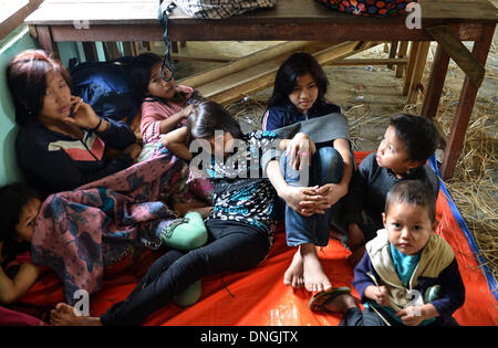 Assam, Indien. 28. Dezember 2013. Rengma Naga Kinder ruhen auf dem Relief-Camp an der Borpathar High School nach den Anschlägen Karbi Völker Liberation Tigers (KPLT) und töten vier Rengma Naga im Khuoni Village in Karbi Anglong Bezirk von Indien nordöstlichen Bundesstaat Assam auf Samstag, 28. Dezember 2013 verschoben. Nach dem Karbi Völker Liberation Tigers (KPLT) militante Angriff auf Khuoni Rengma Dörfer am Freitagmorgen wurden vier Menschen getötet. : Bildnachweis Caisii Mao/NurPhoto: Caisii Mao/NurPhoto/ZUMAPRESS.com/Alamy Live-Nachrichten Stockfoto