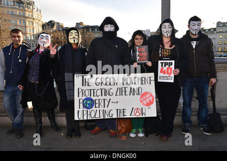 London, UK. 28. Dezember 2013. Demonstranten halten Schilder und Banner in London gegen das Abkommen, Trans Pacific Partnership. Das Geheimnis um das Abkommen und die umstrittene Entwürfe von Wikileaks veröffentlicht die Ursache der öffentlichen Empörung gegen die Partnerschaft gewesen sein. London, 28. Dezember 2013, Foto: siehe Li/Alamy Live News Stockfoto