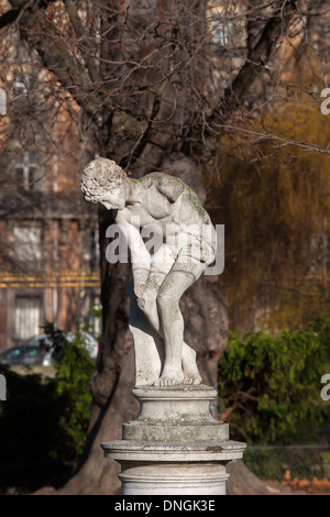 "Le Joueur de Billes' (der Marmor Spieler) Skulptur (1878) von Charles Lenoir, Parc Monceau, Paris, Frankreich Stockfoto