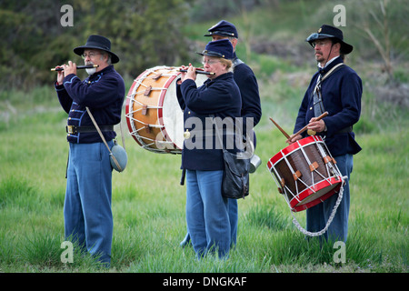 Pfeife und Trommel-Korps spielen während der Schlacht, Civil War Reenactment, Rancho de Las Golondrinas Living History Museum, Santa Fe, NM Stockfoto