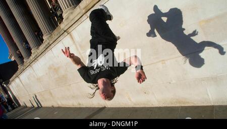 London, UK, UK. 28. Dezember 2013. Eine Straße Entertainer ist einen Back Flip gegen die Wand von der National Portrait Gallery Credit: Gail Orenstein/ZUMAPRESS.com/Alamy Live News Stockfoto