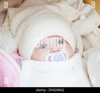 Entzückende Babymädchen Hut weiß winter Stockfoto