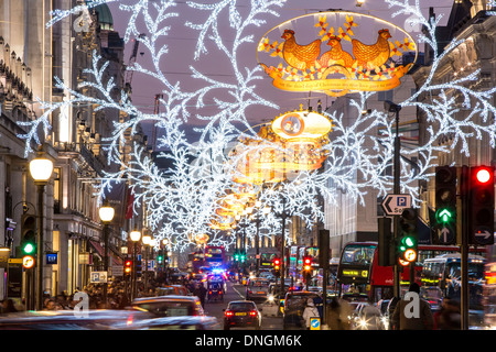 Regent Street während der Weihnachtszeit, London, Vereinigtes Königreich Stockfoto