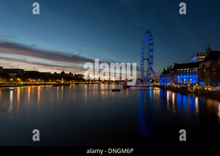 London Eye spiegelt sich in der Themse bei Sonnenuntergang Stockfoto