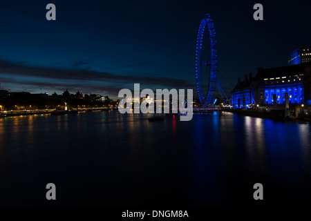 London Eye spiegelt sich in der Themse bei Nacht Stockfoto